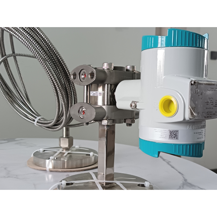 Siemens SITRANS P320 pressure transmitter angled view