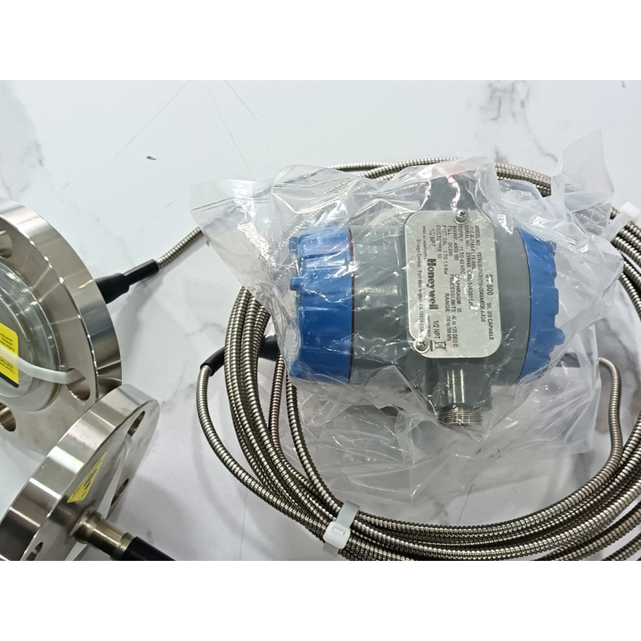 Honeywell STR83D remote seal pressure transmitter angled view